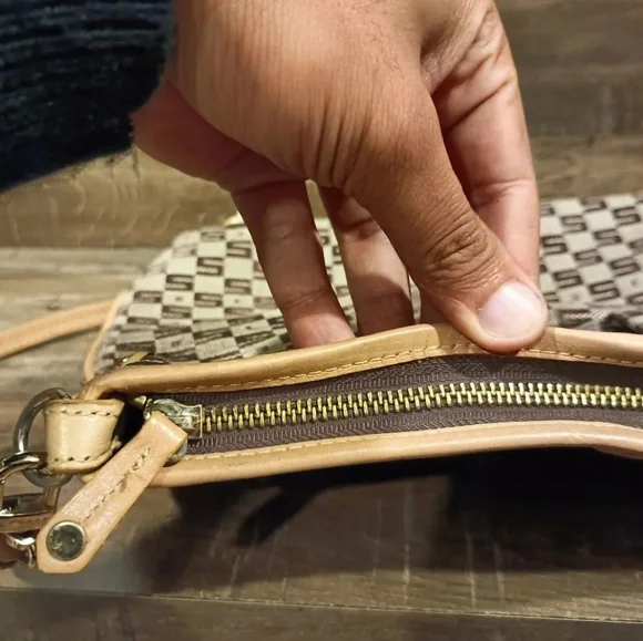 SOLD OUT 🎖🎖🎖🎖Sisley Paris Sling Bag - Picture 5 of 8